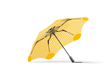 Laden Sie das Bild in den Galerie-Viewer, Metro Lemon Honey Blunt Umbrella under View