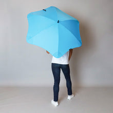 Laden Sie das Bild in den Galerie-Viewer, 2020 Classic Blue Blunt Umbrella Model Back View