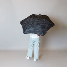Laden Sie das Bild in den Galerie-Viewer, 2021 Classic Camo Stealth Blunt Umbrella Model Back View