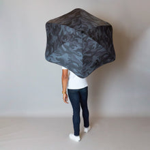 Laden Sie das Bild in den Galerie-Viewer, 2021 Classic Camo Stealth Blunt Umbrella Model Back View