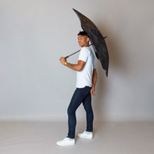 Laden Sie das Bild in den Galerie-Viewer, 2021 Classic Camo Stealth Blunt Umbrella Model Side View