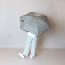 Laden Sie das Bild in den Galerie-Viewer, 2020 Classic Houndstooth Blunt Umbrella Model Back View
