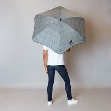 Laden Sie das Bild in den Galerie-Viewer, 2020 Classic Houndstooth Blunt Umbrella Model Back View