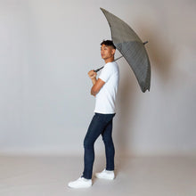 Laden Sie das Bild in den Galerie-Viewer, 2020 Classic Houndstooth Blunt Umbrella Model Side View
