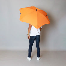 Laden Sie das Bild in den Galerie-Viewer, 2020 Classic Orange Blunt Umbrella Model Back View