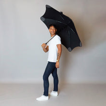 Laden Sie das Bild in den Galerie-Viewer, 2020 Black Exec Blunt Umbrella Model Side View