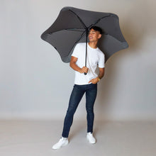 Laden Sie das Bild in den Galerie-Viewer, 2020 Charcoal Exec Blunt Umbrella Model Front View