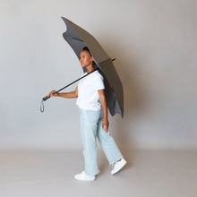 Laden Sie das Bild in den Galerie-Viewer, 2020 Charcoal Exec Blunt Umbrella Model Side View
