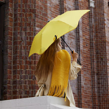 Laden Sie das Bild in den Galerie-Viewer, Metro BLUNT umbrella lifestyle 4