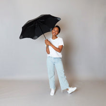 Laden Sie das Bild in den Galerie-Viewer, 2020 Metro Black Blunt Umbrella Model Front View