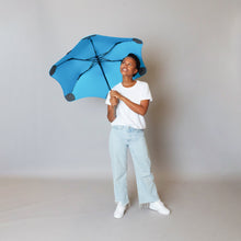 Laden Sie das Bild in den Galerie-Viewer, 2020 Metro Blue Blunt Umbrella Model Front View
