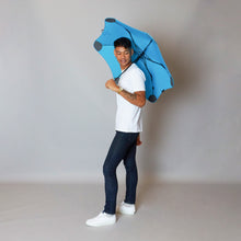 Laden Sie das Bild in den Galerie-Viewer, 2020 Metro Blue Blunt Umbrella Model Side View