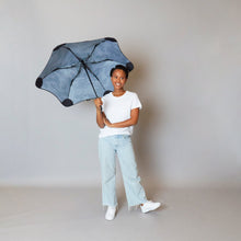Laden Sie das Bild in den Galerie-Viewer, 2021 Metro Camo Stealth Blunt Umbrella Model Front View