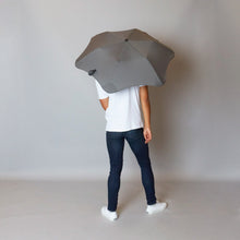 Laden Sie das Bild in den Galerie-Viewer, 2020 Metro Charcoal Blunt Umbrella Model Back View