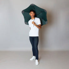 Laden Sie das Bild in den Galerie-Viewer, 2020 Metro Green Blunt Umbrella Model Front View