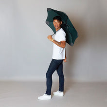 Laden Sie das Bild in den Galerie-Viewer, 2020 Metro Green Blunt Umbrella Model Side View
