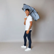Laden Sie das Bild in den Galerie-Viewer, 2020 Metro Houndstooth Blunt Umbrella Model Side View
