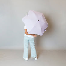 Laden Sie das Bild in den Galerie-Viewer, 2020 Metro Lilac Blunt Umbrella Model Back View