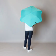 Laden Sie das Bild in den Galerie-Viewer, 2020 Metro Mint Blunt Umbrella Model Back View