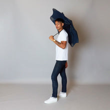 Laden Sie das Bild in den Galerie-Viewer, 2020 Metro Navy Blunt Umbrella Model Side View