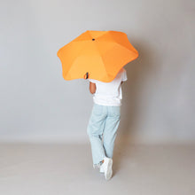 Laden Sie das Bild in den Galerie-Viewer, 2020 Metro Orange Blunt Umbrella Model Back View