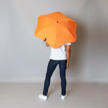 Laden Sie das Bild in den Galerie-Viewer, 2020 Metro Orange Blunt Umbrella Model Back View