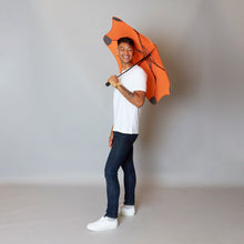 Laden Sie das Bild in den Galerie-Viewer, 2020 Metro Orange Blunt Umbrella Model Side View