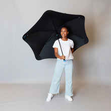 Laden Sie das Bild in den Galerie-Viewer, 2020 Black/Blue Sport Blunt Umbrella Model Front View