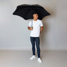 Laden Sie das Bild in den Galerie-Viewer, 2020 Black/Blue Sport Blunt Umbrella Model Front View