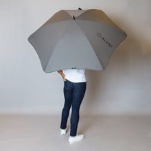 Laden Sie das Bild in den Galerie-Viewer, 2020 Charcoal/Black Sport Blunt Umbrella Model Back View