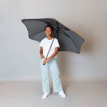 Laden Sie das Bild in den Galerie-Viewer, 2020 Charcoal/Black Sport Blunt Umbrella Model Front View