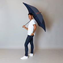 Laden Sie das Bild in den Galerie-Viewer, 2020 Navy/Orange Sport Blunt Umbrella Model Side View