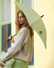 Laden Sie das Bild in den Galerie-Viewer, 2020 Metro Melon Check Blunt Umbrella Lifestyle Model