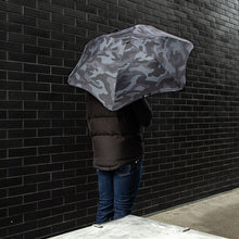 Laden Sie das Bild in den Galerie-Viewer, Metro BLUNT Seasonal umbrella lifestyle 4