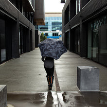 Laden Sie das Bild in den Galerie-Viewer, Metro BLUNT Seasonal umbrella lifestyle 4