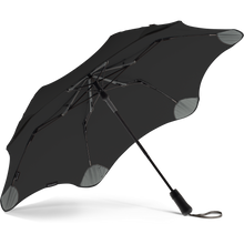 Laden Sie das Bild in den Galerie-Viewer, 2020 Metro Black Blunt Umbrella Under View