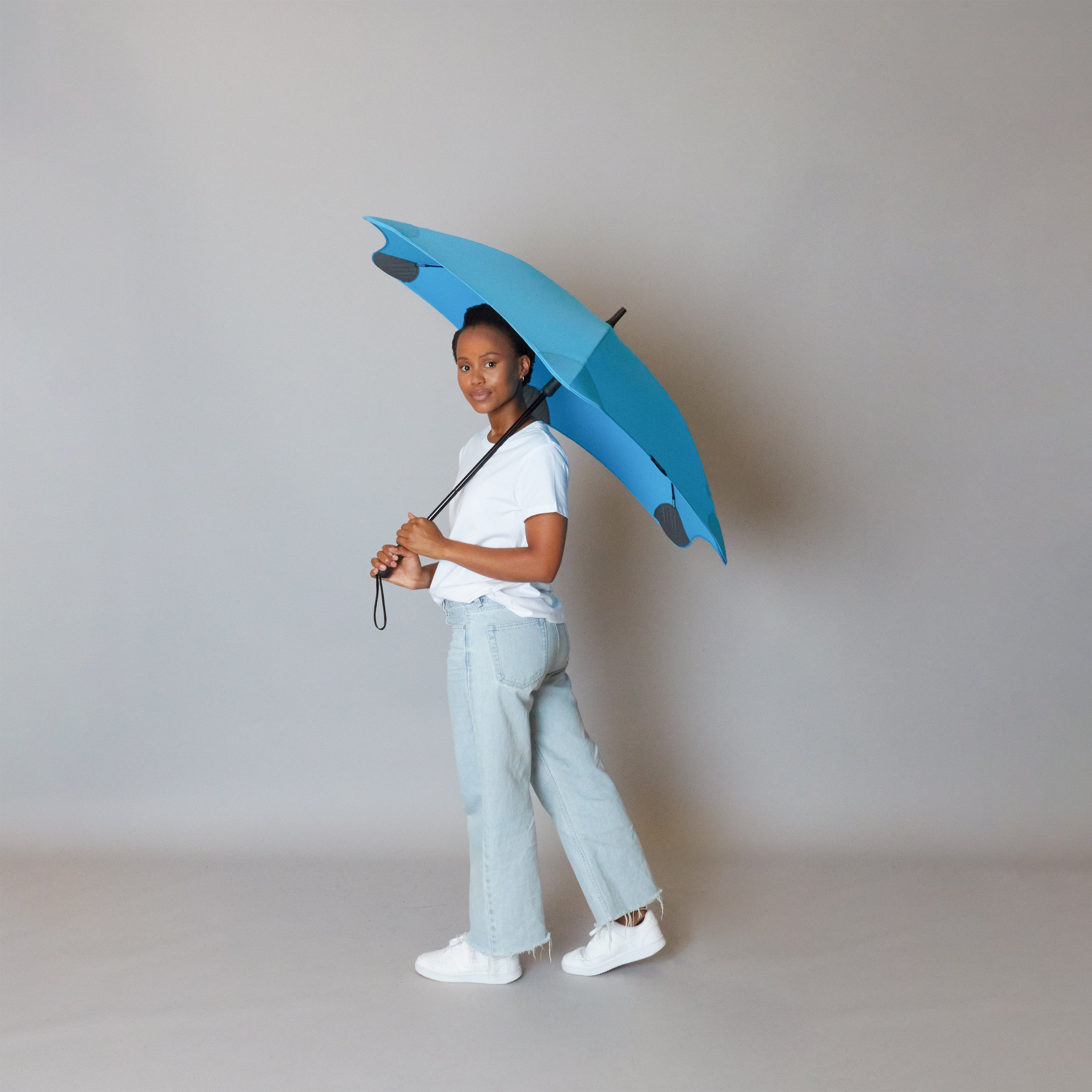 2020 Classic Blue Blunt Umbrella Model Side View