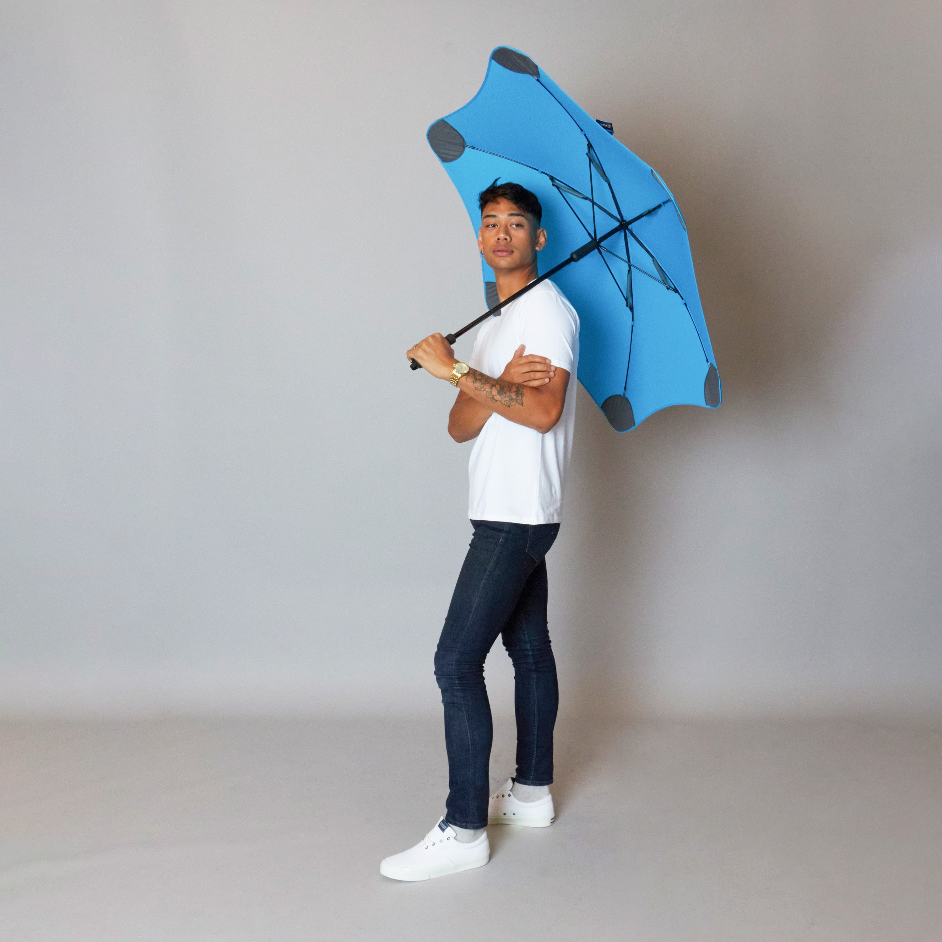 2020 Classic Blue Blunt Umbrella Model Side View