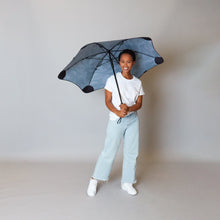 Laden Sie das Bild in den Galerie-Viewer, 2021 Classic Camo Stealth Blunt Umbrella Model Front View