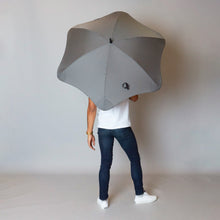 Laden Sie das Bild in den Galerie-Viewer, 2020 Classic Charcoal Blunt Umbrella Model Back View