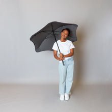 Laden Sie das Bild in den Galerie-Viewer, 2020 Classic Charcoal Blunt Umbrella Model Front View