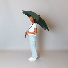 Laden Sie das Bild in den Galerie-Viewer, 2020 Classic Green Blunt Umbrella Model Side View