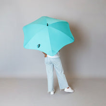 Laden Sie das Bild in den Galerie-Viewer, 2020 Classic Mint Blunt Umbrella Model Back View