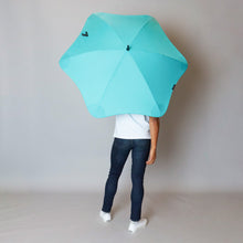 Laden Sie das Bild in den Galerie-Viewer, 2020 Classic Mint Blunt Umbrella Model Back View