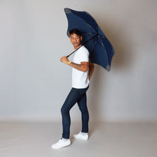 Laden Sie das Bild in den Galerie-Viewer, 2020 Classic Navy Blunt Umbrella Model Back View