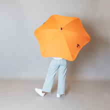 Laden Sie das Bild in den Galerie-Viewer, 2020 Classic Orange Blunt Umbrella Model Back View