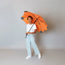 Laden Sie das Bild in den Galerie-Viewer, 2020 Classic Orange Blunt Umbrella Model Front View
