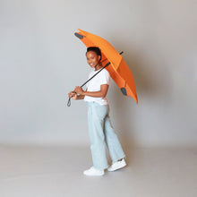 Laden Sie das Bild in den Galerie-Viewer, 2020 Classic Orange Blunt Umbrella Model Side View