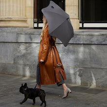 Laden Sie das Bild in den Galerie-Viewer, Coupe BLUNT umbrella lifestyle 4