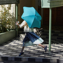 Laden Sie das Bild in den Galerie-Viewer, Coupe BLUNT umbrella lifestyle 1